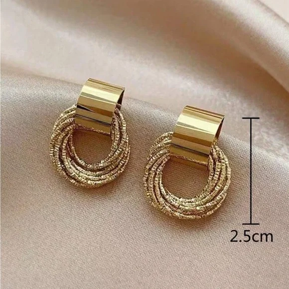Luxe Golden Elegant Statement Earrings - Picture 3 of 4